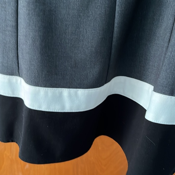 Calvin Klein Color Blocked Dress. Size 6 - Picture 4 of 8